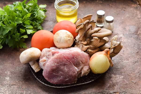 мясо с грибами и помидорами в духовке рецепт фото 1